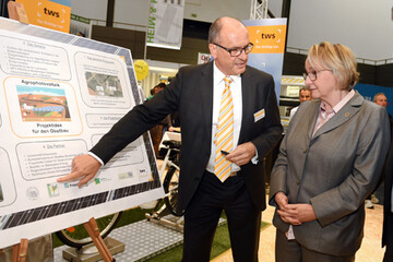 TWS-Geschftsfhrer Dr. Andreas Thiel-Bhm stellte bei der Erffnung der Oberschwabenschau der Landesforschungsministerin Theresia Bauer die Idee fr ein Forschungsprojekt vor, das mit Photovoltaikanlagen Strom in Obstanlagen produzieren will. 