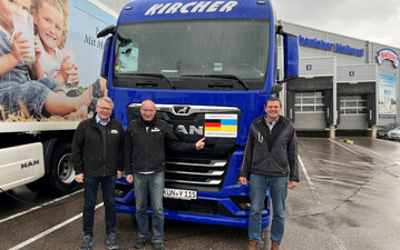Die Hohenloher Molkerei spendet einen kompletten Sattelzug H-Milch: Das Bild zeigt den Geschftsfhrer von GAiN, Klaus Dewald (Mitte), der dem Geschftsfhrenden Vorstand der Hohenloher Molkerei, Martin Boschet (links), persnlich fr die groe Hilfe dankt sowie Peter Kircher (rechts), Geschftsfhrer der Spedition Kircher, bei der bergabe der Ware in der Hohenloher Molkerei.