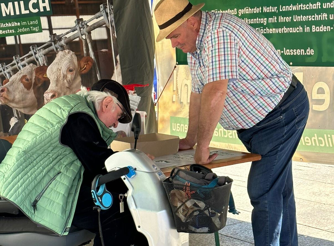 Auch auf die Beteiligung am Volksantrag Lndle-leben-lassen  Flchenfra stoppen wurde hingewiesen und Unterschriften fr die Aktion gesammelt.