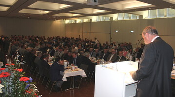 Gute Stimmung in der vollbesetzten Vertreterversammlung der Milchwerke Schwaben in Ulm in der Donauhalle. Geschftsfhrer Jakob Ramm stellte in einem Diavortrag die neuen Bau- und Investitionsvorhaben vor. 