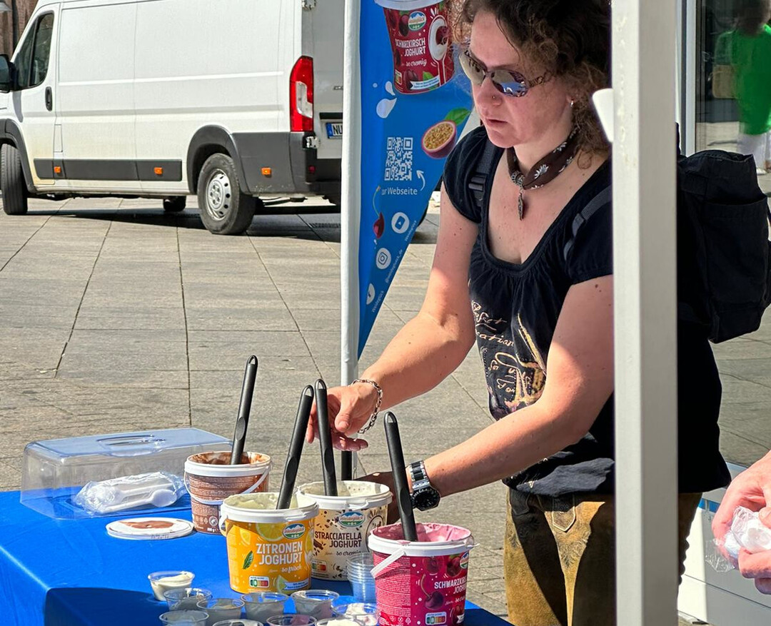 Es wurden Kostproben verschiedener Hartksesorten, Joghurt und Milch verteilt.