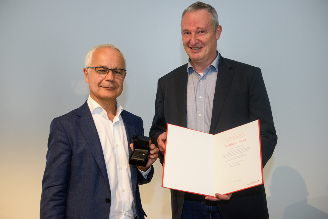 Matthias Ulmer (rechts) wird vom Vorsteher Heinrich Riethmller mit der Goldenen Nadel des Brsenvereins des Deutschen Buchhandels geehrt.