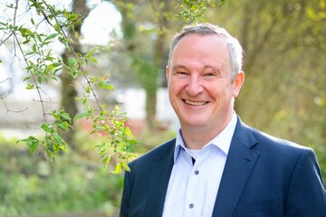 Matthias Ulmer leitet als Geschftsfhrer und persnlich haftender Gesellschafter in 5. Generation den Verlag Eugen Ulmer in Stuttgart. ber 150 Mitarbeiter produzieren 25 Zeitschriften, viele Webseiten und rund 1.600 lieferbare Bcher rund um Gartenbau und Landwirtschaft. Die dort erscheinende und vom Landesbauernverband (LBV) herausgegebene Fachzeitschrift BWagrar besteht seit 20 Jahren, ihre Ausgaben Landwirtschaftliches Wochenblatt seit 185 und Schwbischer Bauer seit 70 Jahren. BWagrar fragte den Verleger nach seiner Einschtzung, wie sich die Agrarbranche samt den Agrarmedien in den nchsten zehn Jahren entwickelt.
