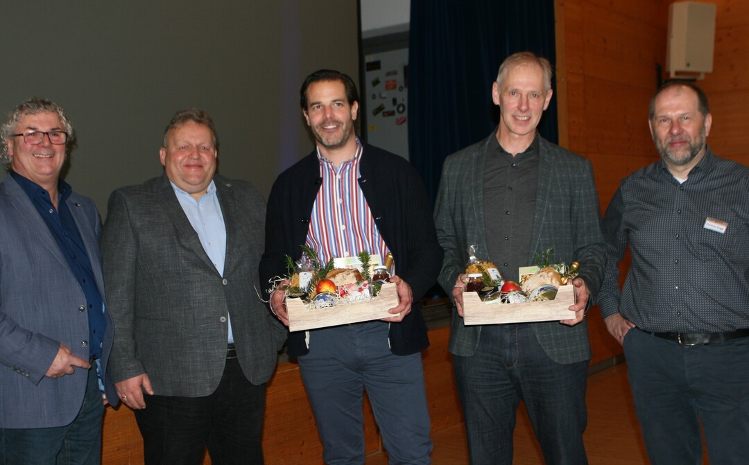 Unter verschiedenen Blickwinkeln beleuchteten die Referenten der Tagung die Umnutzung landwirtschaftlicher Gebude (v. l.): Eugen Maucher (LWA Ravensburg), Stefan Kppeler (vlf-Vorsitzender), Klaus Bielefeld (LRA Sigmaringen), Bernhard Steigmiller (LWA Biberach) und Moderator Thomas Sugg (LWA Ravensburg).