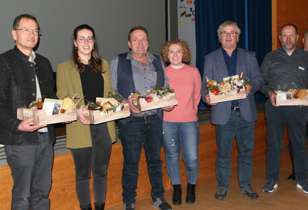Bei der Umnutzung landwirtschaftlicher Gebude gibt es jede Menge Aspekte zu beachten. Sie wurden erlutert von (v. l.): Karl-Heinz Mller (LWA Sigmaringen), Lena Schuhmacher (LEADER-Geschftsstelle Altshausen), Karl Oberhofer mit Tochter (Landwirt), Eugen Maucher und Moderator Thomas Sugg (beide LWA Ravensburg)
