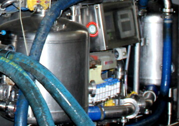 ber den Sammelwagen wird die Milch in Liter (Volumen) erfasst. Bezahlt wird sie jedoch nach Gewicht (kg).Einzelne Molkereien setzen nun vorzeitig den Umrechungsfaktor 1,03 ein, obwohl nach der Milchgterverordnung noch der Faktor 1,02 gilt. 