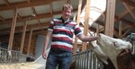 Christoph Glaser in seinem neuen Stall - 45 Kühe sind im Oktober 2015 eingezogen