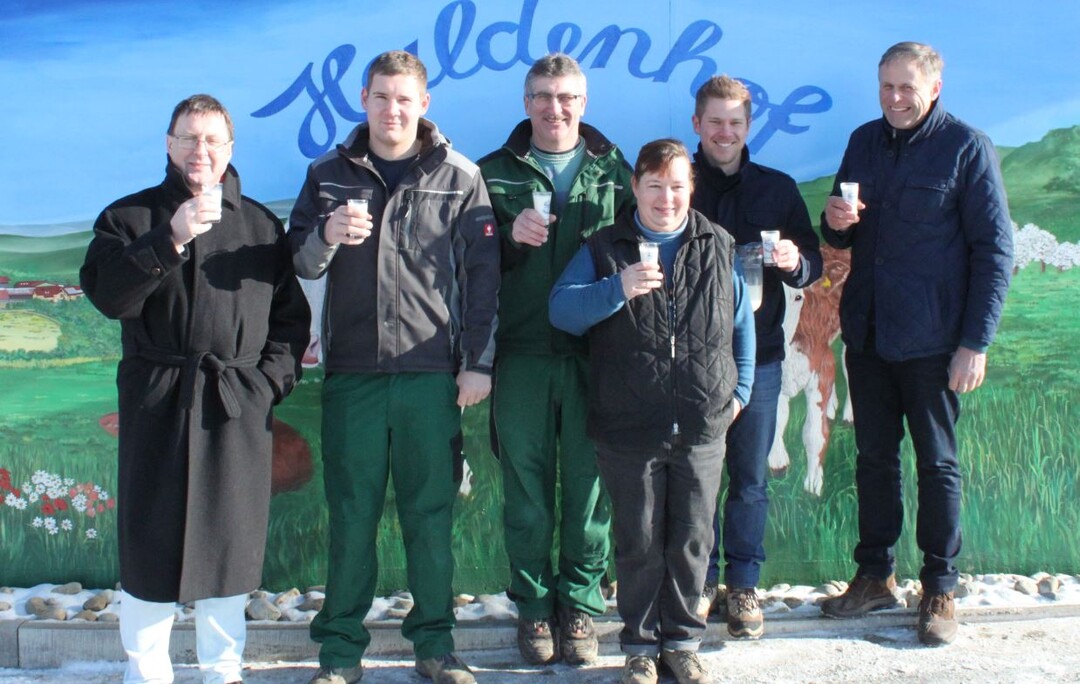 Horst Wenk, LBV-Milchreferent, Bernd, Martin, Helga und Peter Schnerring sowie LBV-Vizeprsident Gerhard Glaser (v. l.)