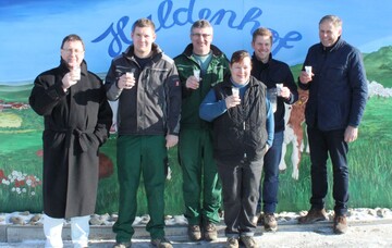 Horst Wenk, LBV-Milchreferent, Bernd, Martin, Helga und Peter Schnerring sowie LBV-Vizeprsident Gerhard Glaser (v. l.)