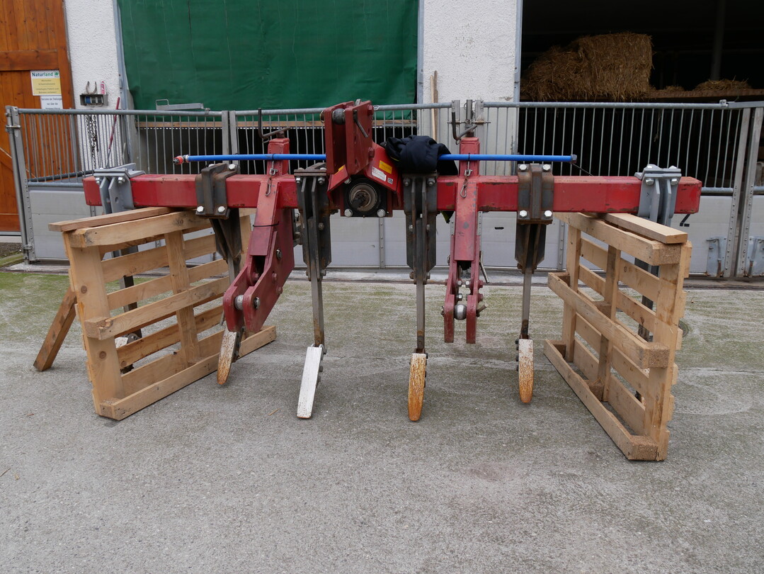 Seinen Unterbodenlockerer hat Peter Thoma mit einem Leitungssystem zum Ausbringen der Fermente direkt hinter die Schare versehen.