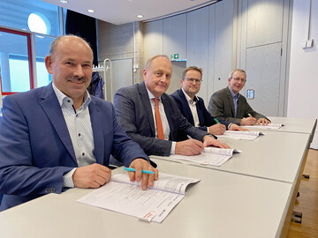Die Rahmenvereinbarung fr die baden-wrttembergische Landwirtschaft haben Bauernprsident Joachim Rukwied (2. v. l.) fr den Landesbauernverband und die jeweiligen Kreisvorsitzenden der betroffenen Gebiete, im Foto Reinhard Friedrich (l.) Jrgen Maurer (2. v. r.) und Albert Gramling (r.), unterzeichnet.