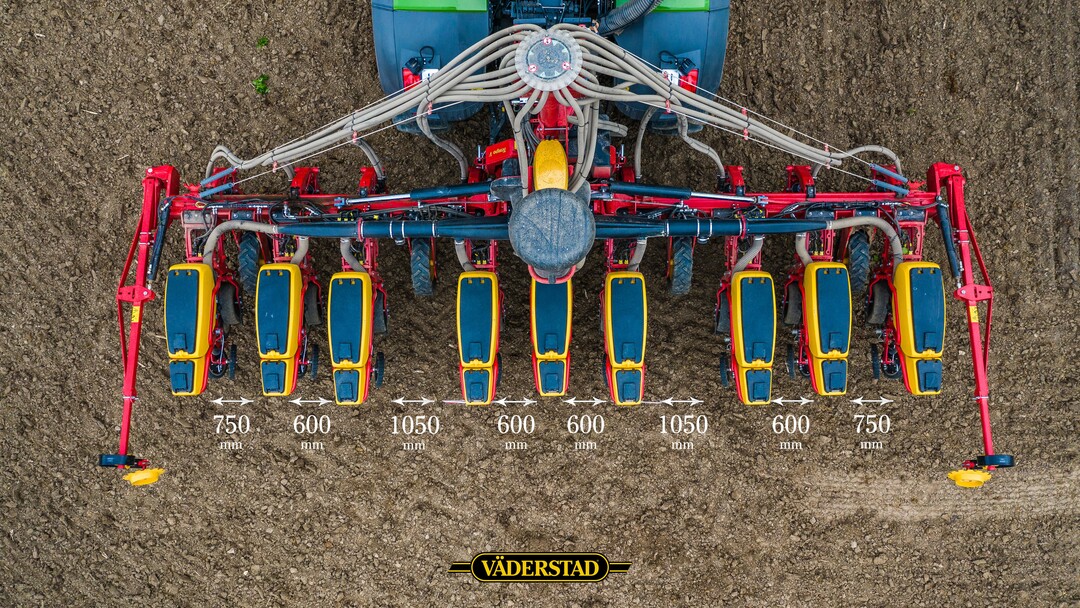 . Das WideLining-System von Vderstad ermglicht erstmals eine Fahrgassenschaltung ohne das Abschalten einzelner Saatreihen bei der Einzelkornsaat. Bei der Fahrgassenschaltung wird durch das automatische Verschieben von Saatreihen eine Spurweite von 105 cm fr die nachfolgende Glledngung ermglicht, ohne Saatreihen auszuschalten, wertvollen Standraum zu verlieren und damit Ertrag zu reduzieren. Die mittleren drei Saatreihen hinter dem Traktor werden von 75 cm auf 60 cm hydraulisch verschoben und ermglichen so eine Fahrgasse, ohne dass die benachbarten Reihen mehr Saatgut applizieren und das bei Fahrgeschwindigkeiten von 12 km/h und mehr. 