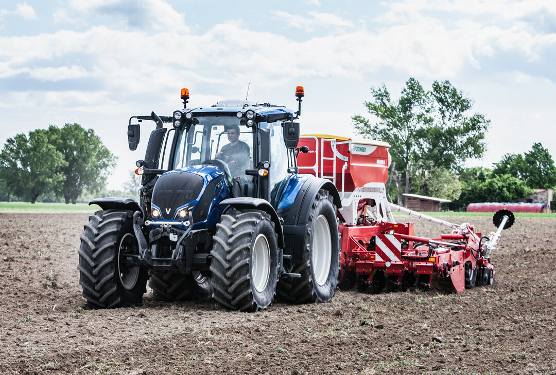 Seit März 2018 setzt Valtra für die Erstbefüllung aller neuen Traktoren im Werk erneuerbaren Kraftstoff ein.
