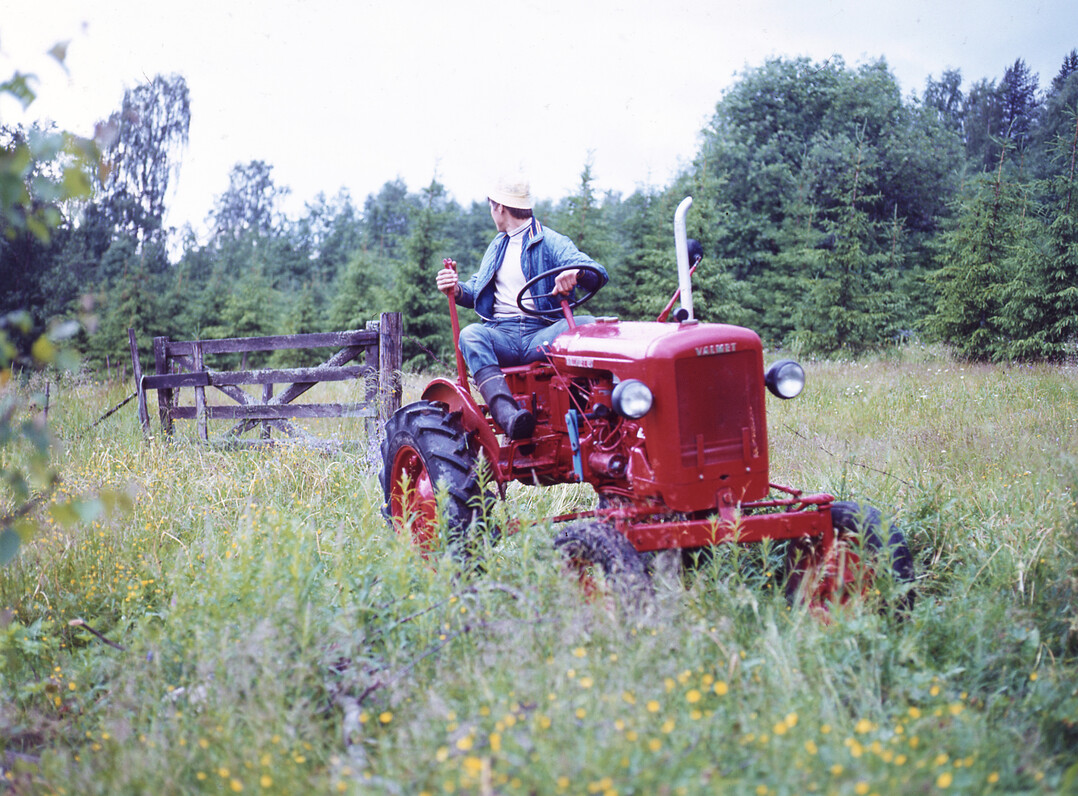 1951 startete Valtra mit der Serienproduktion von Traktoren. Der Valmet 15 hatte 15 PS und war fr kleine Hfe konzipiert.   