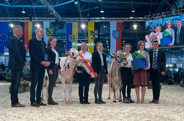 Jungzchterin Vanessa Winter (3.v.r.) gewinnt mit dem Brown Swiss Rind Casanova Vaiana auf der Agra in Leipzig.