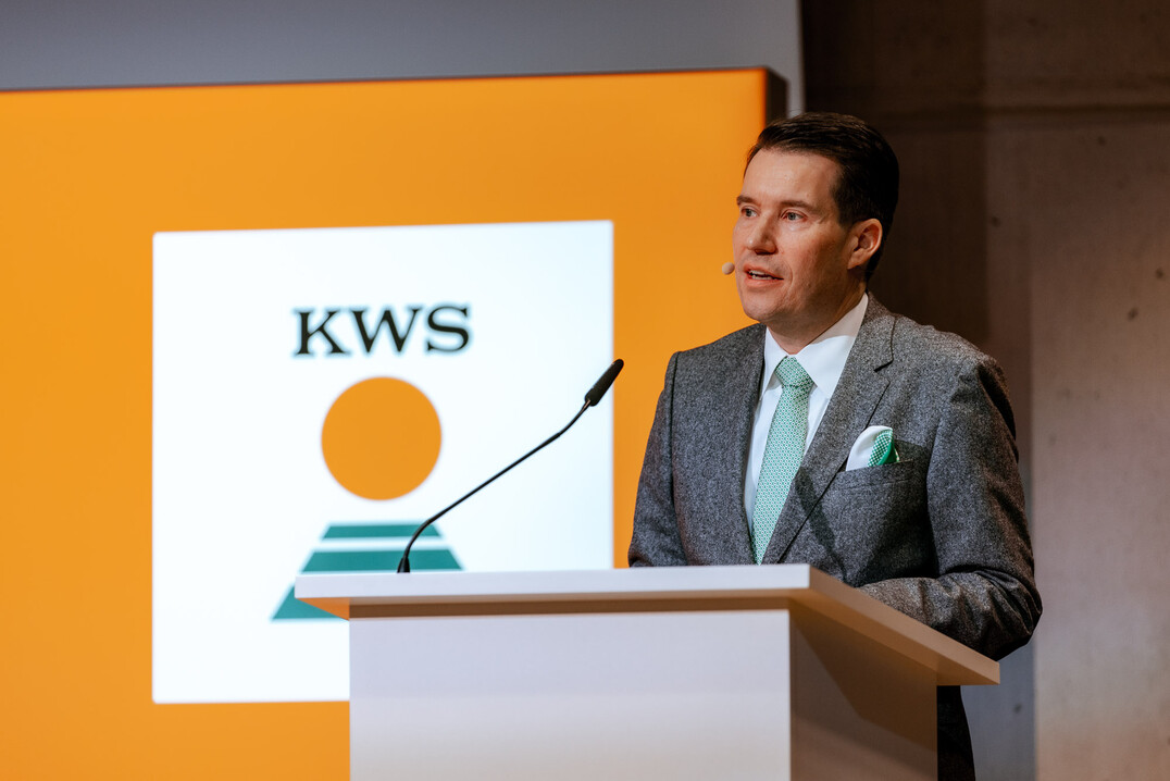Vorstandssprecher Dr. Felix Büchting erläuterte auf der Hauptversammlung die Geschäftsentwicklungen des Zuchtunternehmens.