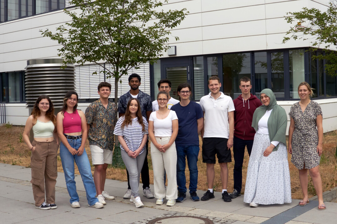 Das iGEM2023-Team an der HHU (v.l.): Yannik Grans, Piravinth Paraparan, Niklas Kppers, Merve Seker, Lena Hebel, Julia Smoluk, Julia Kainzmaier, Jolle Boecker, Deniz Karagz, Ben Lenkewitz, Antigoni Mouratidou, Alexander Flosbach (nicht auf dem Bild: Maurice Gro, Ilayda Azapoglu, Aamir Munir). 