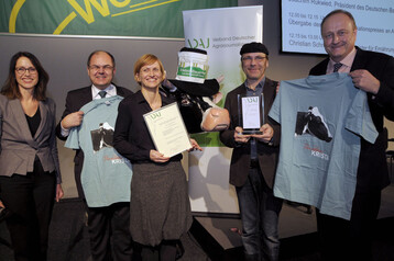 Preisbergabe des VDAJ-Kommunikationspreises 2015 whrend der Internationalen Grnen Woche in Berlin. V.li: Prof. Dr. Katharina Seuser, 1. Vorsitzende des Verbandes Deutscher Agrarjournalisten (VDAJ), Bundeslandwirtschaftsminister Christian Schmidt, die Preistrger Antje Schneider und Carsten Waldbauer, Prsident des Deutschen Bauernverbandes (DBV) Joachim Rukwied.