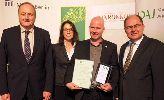 bergabe des VDAJ-Kommunikationspreises. V.li.: DBV-Prsident Joachim Rukwied, Prof. Dr. Katharina Seuser, 1. Vorsitzende des VDAJ, Preistrger Karsten Krogmann, Bundeslandwirtschaftsminister Christian Schmidt.