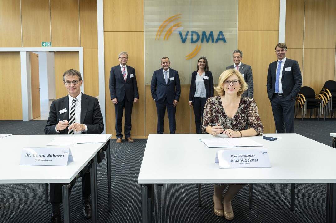 Vertragsunterzeichnung durch Bundesministerin Julia Klöckner und Dr. Bernd Scherer, Geschäftsführer des VDMA Landtechnik: Das Bundeslandwirtschaftsministerium (BMEL) und der VDMA besiegeln ihre Zusammenarbeit in der Traktornormung und -prüfung auf OECD-Ebene.