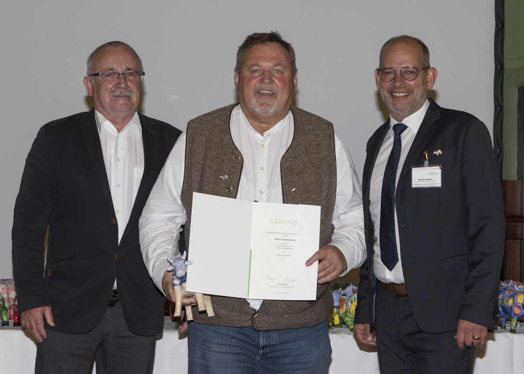 v.l.n.r. Andreas Heym (Referatsleiter, Bundesministerium für Ernährung und
Landwirtschaft), Hubert Dennenmoser (Geschäftsführer, Allgäu Milch Käse e.G.), Michael
Welte (Allgäuer Emmentalerkäserei Leupolz e.G.)