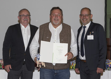 v.l.n.r. Andreas Heym (Referatsleiter, Bundesministerium fr Ernhrung und
Landwirtschaft), Hubert Dennenmoser (Geschftsfhrer, Allgu Milch Kse e.G.), Michael
Welte (Allguer Emmentalerkserei Leupolz e.G.)