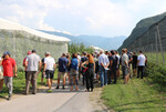 Interessierte Besucher verfolgten die Erläuterungen zu den Versuchen für ökologischen Obstbau an der Laimburg.