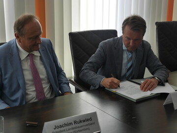 LBV-Prsident Joachim Rukwied und in.Stuttgart-Geschftsfhrer Andreas Kroll (rechts) unterzeichnen den Vertrag fr die Zusammenarbeit im Jahr des Doppeljubilums 2018.