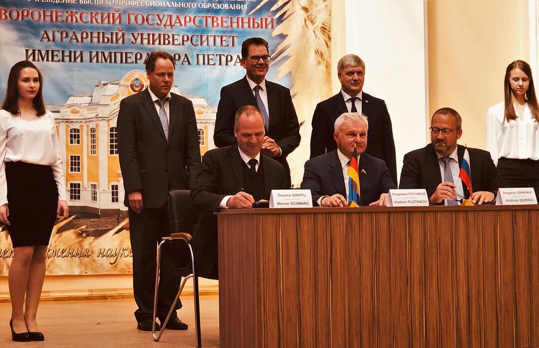 Vertragsunterzeichnung mit (vorn, v. l. n. r.): DBV-Vizeprsident Werner Schwarz, Vladimir Plotnikov, Prsident AKKOR (Vereinigung buerlicher Betriebe und Genossenschaften Russlands), Dr. Andreas Quiring, AHA (hinten, v. l. n. r.) Stefan Drr, EKOSEM, Dr. Gerd Mller, Bundesminister fr wirtschaftliche Zusammenarbeit und der Gouverneur des Gebiets Woronesch, Alexander Gussew.