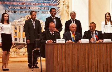 Vertragsunterzeichnung mit (vorn, v. l. n. r.): DBV-Vizeprsident Werner Schwarz, Vladimir Plotnikov, Prsident AKKOR (Vereinigung buerlicher Betriebe und Genossenschaften Russlands), Dr. Andreas Quiring, AHA (hinten, v. l. n. r.) Stefan Drr, EKOSEM, Dr. Gerd Mller, Bundesminister fr wirtschaftliche Zusammenarbeit und der Gouverneur des Gebiets Woronesch, Alexander Gussew.