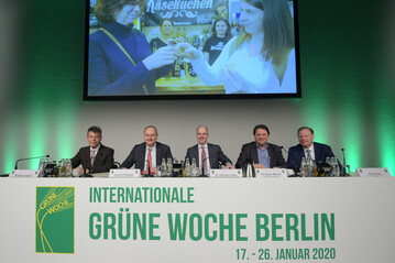 Wenn nur noch jeder dritte Landwirt in die Zukunft investieren will, spiegelt das die uerst schwierige wirtschaftliche Situation wider, so DBV-Prsident Joachim Rukwied (2. v. l.) bei der Erffungspressekonferenz der Grnen Woche zu den Ergebnissen des Konjunkturbarometers Agrar.