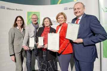 Vergabe des VDAJ-Kommunikationspreises 2020 (v. l.): Dr. Katharina Seuser, Vorsitzende, VDAJ; Udo Langenohl, Hessischer Rundfunk; Birgit Sommer, Hessischer Rundfunk; Julia Klckner, Bundesministerin fr Ernhrung und Landwirtschaft; Joachim Rukwied, Prsident des Deutschen Bauernverbandes DBV und Prsident des europischen Bauernverbandes COPA-COGECA.