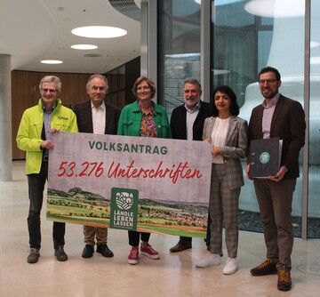 Vertreter von Naturschutz- und Landwirtschaftsverbnden berreichten im Stuttgarter Landtag die Unterschriften zum Volksantrag, v. l.: BUND-Landesgeschftsfhrer Martin Bachhofer, LNV-Vorsitzender Dr. Gerhard Bronner, LBV-Vizeprsidentin Roswitha Geyer-Fler, BLHV-Prsident Bernhard Bolkart, Landtagsprsidentin Muhterem Aras und NABU-Landesvorsitzender Johannes Enssle. 