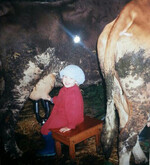 Von klein auf dabei: Constanze Knaupp mit vier Jahren beim Melken.