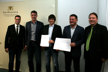 (v. l.) Minister Peter Hauk, MdL, die Landwirte der Kirchbuehl GbR, Volker Baumann, Joachim Deitigsmann und Rudolf_Deitigsmann sowie Dr. Wolfgang Eien vom Landratsamt