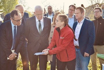 Lisa Diehl erklrt  anlsslich eines Betriebsbesuches von Ministerprsident Winfried Kretschmann (3.v.l), Bundeslandwirtschaftsminister Cem zdemir (l.), Landwirtschaftsminister Peter Hauk, DBV-Prsident Joachim Rukwied (2.v.l.) und Staatssekretr Andre Baumann bei Jrgen Maurer (2.v.r.), Vorsitzenden des BauernverbandesSchwbisch Hall - Hohenlohe - Rems e.V.  die Ergebnisse des F.R.A.N.Z-Projekts.