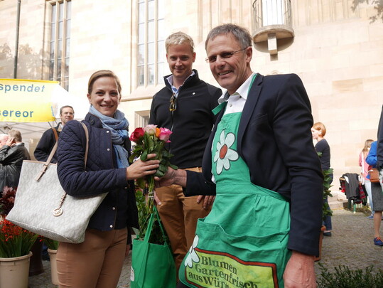 LBV-Vizeprsident Gerhard Glaser (rechts) mit Kunden: Verkauf fr einen guten Zweck.