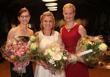 Geschafft, aber glücklich: Carolin Klöckner (Mitte), Württembergs neue Weinkönigin, umrahmt von ihren Weinprinzessinen Laura Irouschek (r.) und Anja Off.