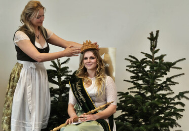 Die bisherige Waldknigin Eva-Maria Speidel (links) bergibt die Krone an ihre Nachfolgerin Leoni Betz.