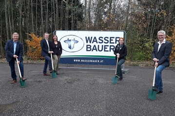 Mit dem Spaten zu neuen Taten, v. l.: beim Spatenstich waren Brgermeister Karl Schneckenleitner, Franz und Daniela Wasserbauer, Prokuristin Rosa Schmidberger und Baumeister Peter Heinzelmann zugegen.

 
