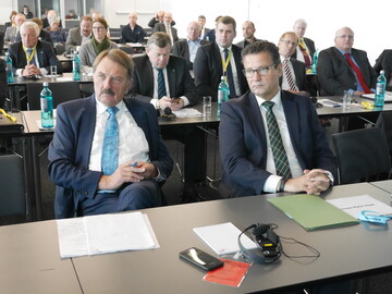 Bei der Weinbaupolitischen Tagung auf der Intervitis am 27. November 2016 in Stuttgart: Weinbauprsident Norbert Weber und Minister Peter Hauk (rechts).