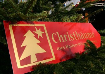 Das Markenzeichen fr Christbume aus Baden-Wrttemberg: Viereckiger Rahmen mit stilisiertem Weihnachtsbaum und Stern goldfarben auf weinrotem Grund.