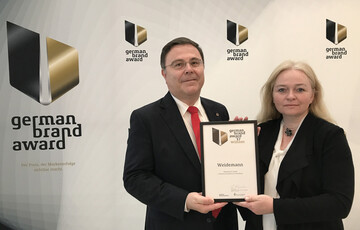 Ein Preis fr erfolgreiche Markenfhrung - der German Brand Award fr Weidemann. Der Kaufmnnische Geschftsfhrer Bernd Apfelbeck und Marketingleiterin Christina Heine bei der Preisverleihung in Berlin.