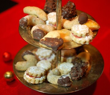 Zerbrselte Keksreste mit Obst und Quark oder Joghurt in ein Glas schichten, fertig ist ein feines Dessert.