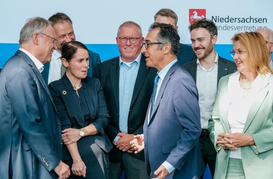 Niedersachsens Ministerprsident Stephan Weil und Bundeslandwirtschaftsminister Cem zdemir bei dem Treffen mit Vertretern der niederschsischen Agrarwirtschaft.