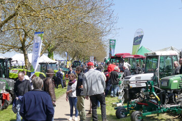Bei herrlichem Wetter zog der Tag der Technik der Lehr- und Versuchsanstalt fr Wein- und Obstbau Weinsberg viele Besucher an. Sie konnten sich jede Menge technische Neuheiten ansehen. 