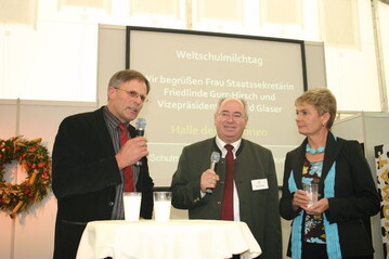Fr mehr Milch in den Schulen: LBV-Vizeprsident Gerhard Glaser (links) und Staatssekretrin Friedlinde Gurr-Hirsch bei der Hauptfest-Talkrunde zum Weltschulmilchtag. Moderator war Egon Oehler, Geschftsfhrer des Bauernverbandes Biberach-Sigmaringen. Foto: Eberenz