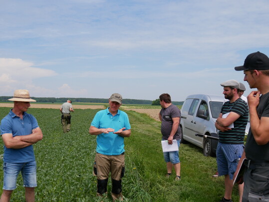 Beim „Bodenkurs im Grünen“ mit Dietmar Näser und Friedrich Wenz lernen Landwirt:innen auf einem Betrieb am Lechrain die Prinzipien der Regenerativen Landwirtschaft.