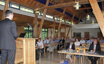 Bei der Windkraft gibt es einen Wettlauf um die besten Standorte. Fr die Landwirte sind die Herausforderungen gewaltig, es wird krftig investiert. ber Rechstfragen, den Netzausbau und die Planung der Anlagen sowie um Stromvermarktung ging es beim DBV-Fachgesprch in Leipheim. Gnstiges Kapital kommt von den Frderbanken, berichtete Dr. Christian Bock, Bereichsleiter Frdergeschft bei der Landwirtschaftlichen Rentenbank. 