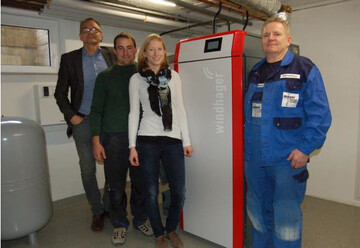 Blicken auf erste positive Erfahrungen mit der Heizungsanlage: J. Oppold (Verkaufsleiter Fa. Windhager), J. Mayer, Lena Mayer sowie M. Mayer (Inhaber des Meisterbetriebes Manfred Mayer).